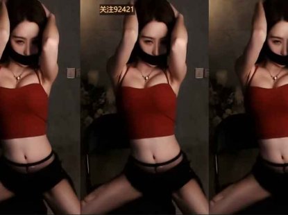 虎牙 华星VIKI 小号撕袜抖奶舞