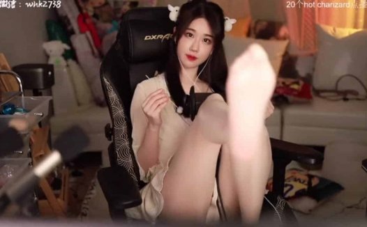 ASMR 舒服的掏耳朵，丝袜摩擦的声音，口腔音 | 轩子巨2兔