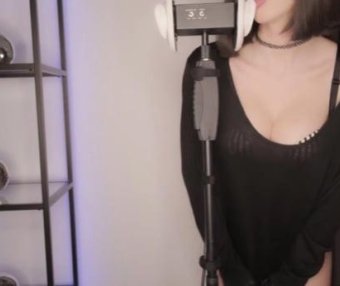 福利ASMR 国外小姐姐 舔耳助眠